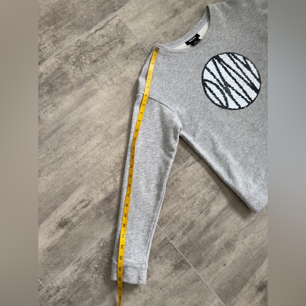 DKNY Printed Logo Crewneck Sweatshirt in grey with a sequined logo Size XS - Picture 11 of 12